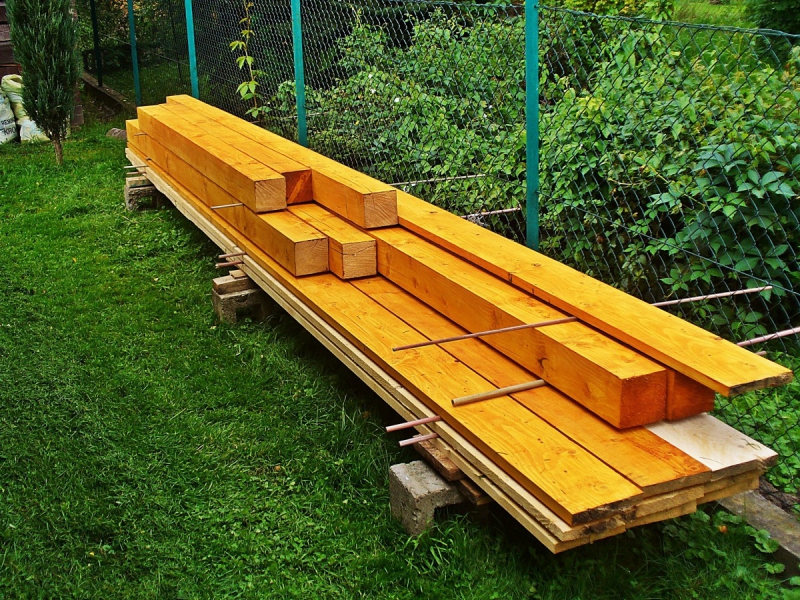 menuisier-HYERES-min_boards_the_rafters_joinery_tree_painting_wood_colored_paint-871508